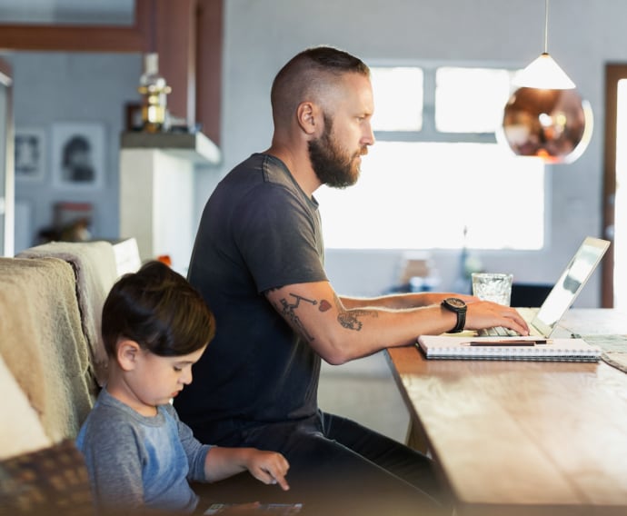 Pai e filho usando tecnologias.