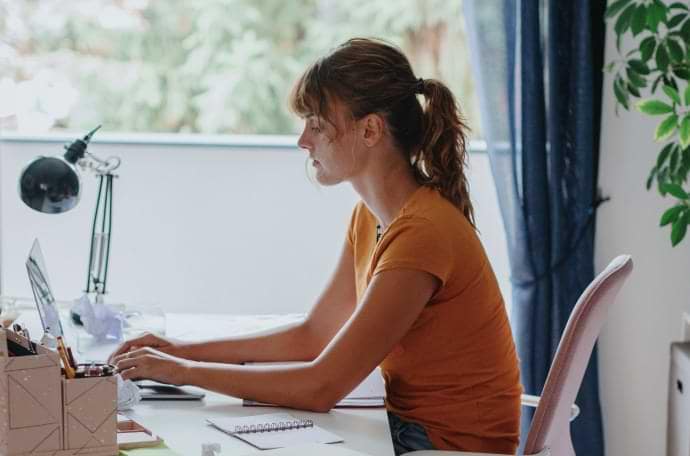 mulher em seu laptop