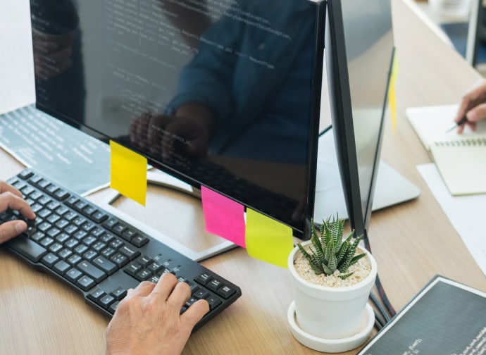 Mão de um homem jovem no teclado.