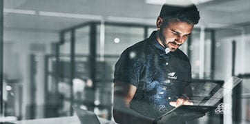 Um homem usando um tablet