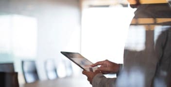 Uma pessoa usando um tablet